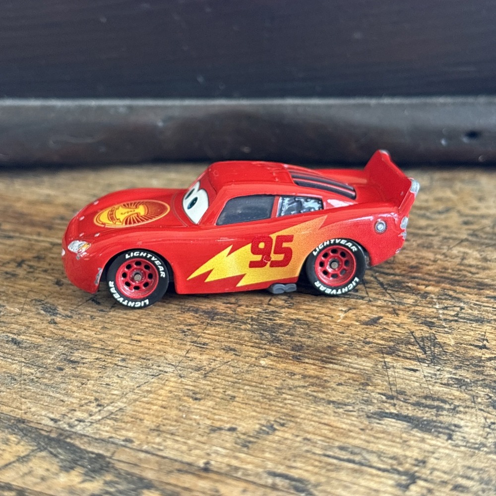 Disney Pixar Cars LIGHTING McQUEEN  Diecast Car